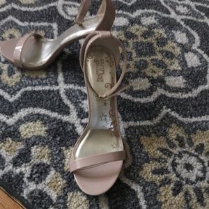 NUDE OPEN TOE HEELS WITH ANKLE STRAP